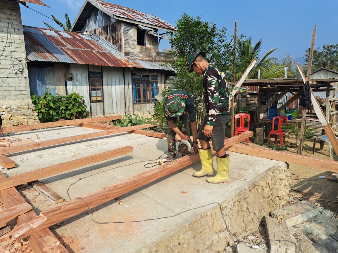 Satgas TMMD ke-130 Kodim 1307/Poso Lanjutkan Rehabilitasi Rumah Pak Jenifer di Kelurahan Pamona