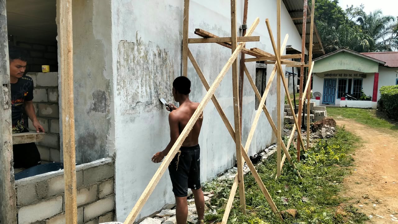 Satgas TMMD Ke-130 Lanjutkan Pembangunan Rumah bagi Pak Atat di Landak Satgas TMMD Ke-130 Lanjutkan Pembangunan Rumah bagi Pak Atat di Landak