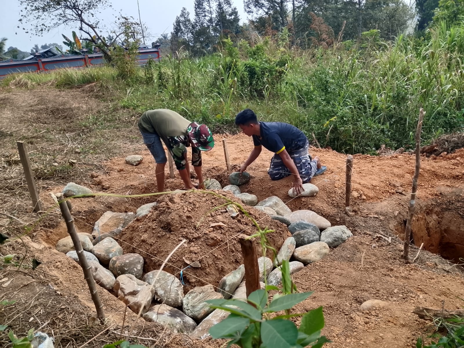 Pembangunan MCK Pura: Satgas TMMD ke-130 Tuntaskan Penggalian Pondasi dan Septic Tank