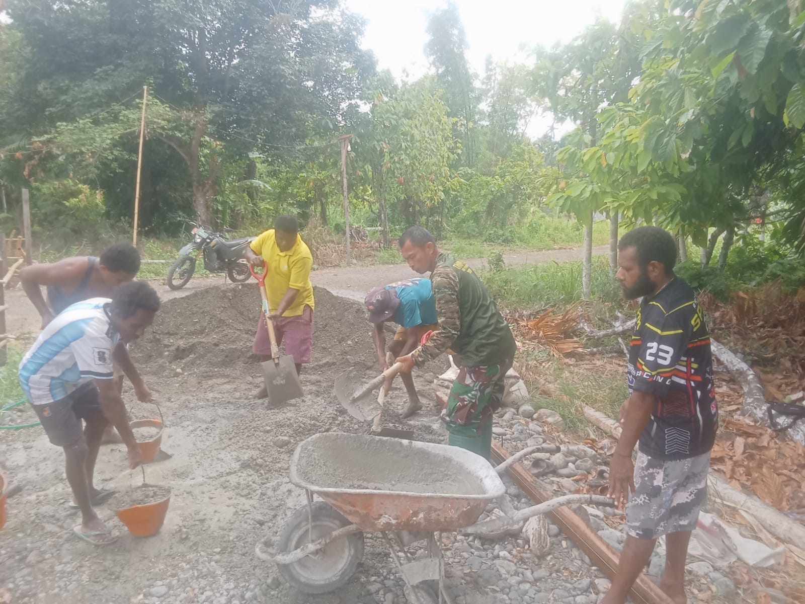 Keterlibatan Masyarakat dalam TMMD ke-130 Mendorong Pembangunan di Manokwari Selatan