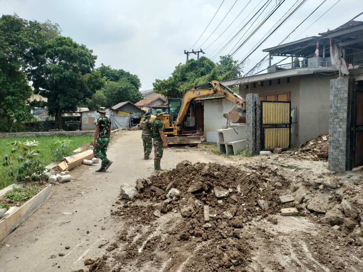 Perkuat Infrastruktur Desa, Satgas TMMD ke-130 Tigaraksa Kerjakan Saluran U-Ditch