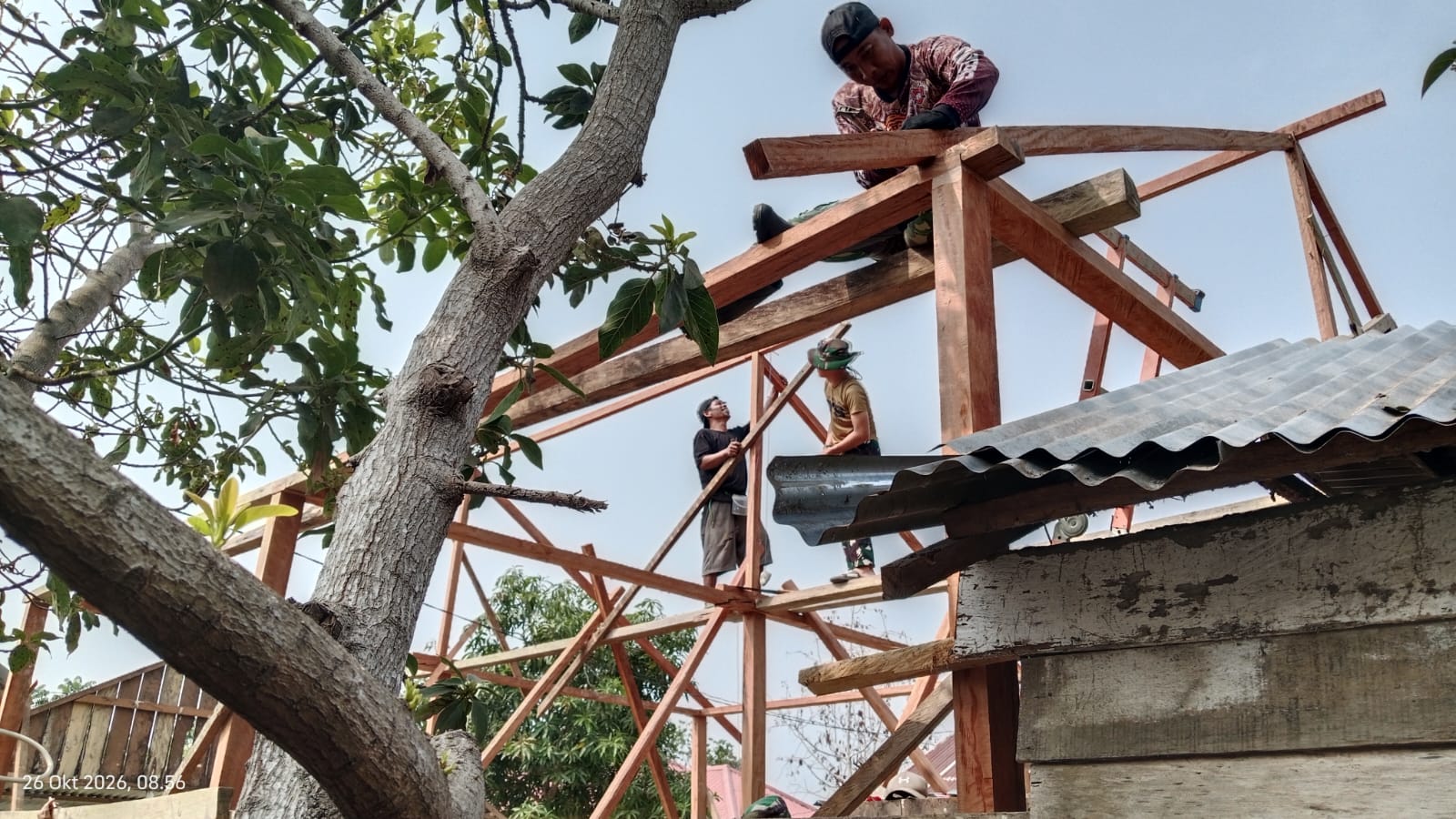 Pembangunan Rumah Layak Huni di Desa Soe Berlanjut dengan Pemasangan Atap