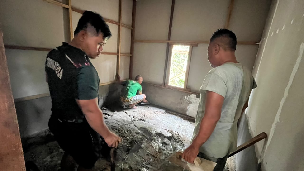 Satgas TMMD ke-130 Laksanakan Pengecoran Lantai RTLH untuk Ibu Soanim di Landak