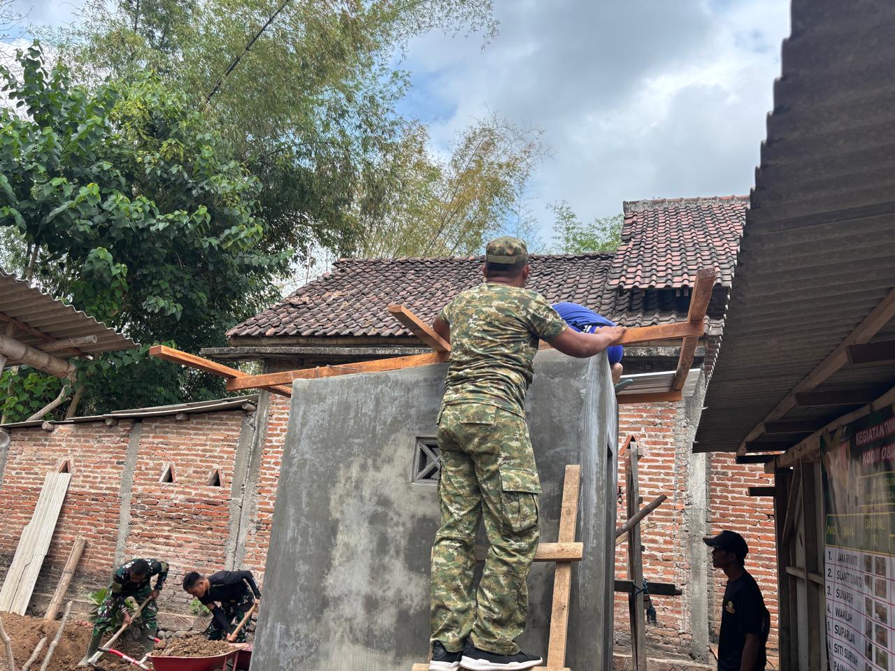 Pembangunan Sanitasi di Tulungagung, Atap Kamar Mandi Bu Sunarsih Dalam Proses