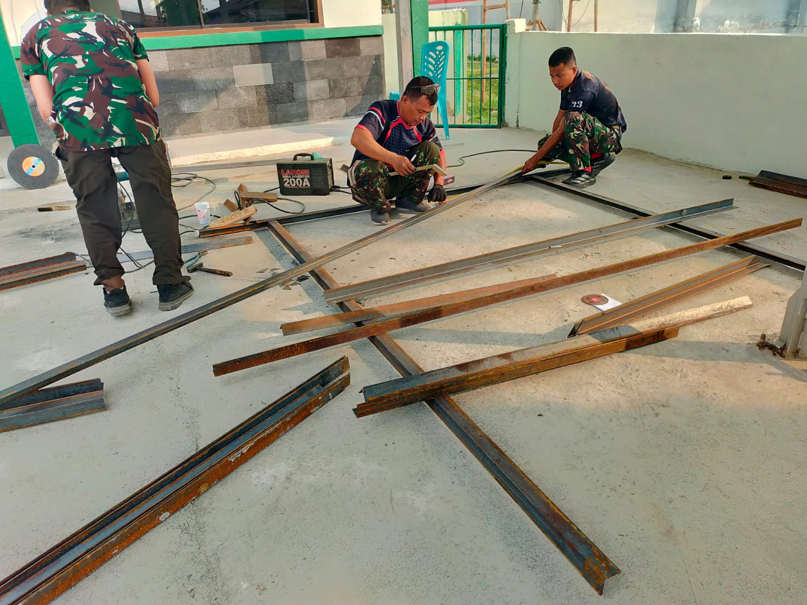 Perjuangkan Akses Air Bersih, Satgas TMMD ke-130 Kodim 1307/Poso Siapkan Kerangka Tandon Air Umum di Desa Soe