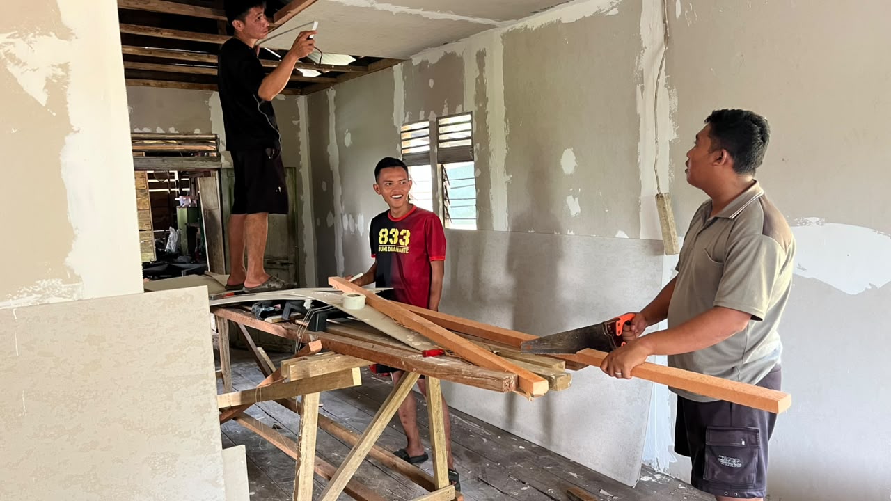 Kemanunggalan TNI dan Masyarakat dalam Program Rehabilitasi Rumah di Landak