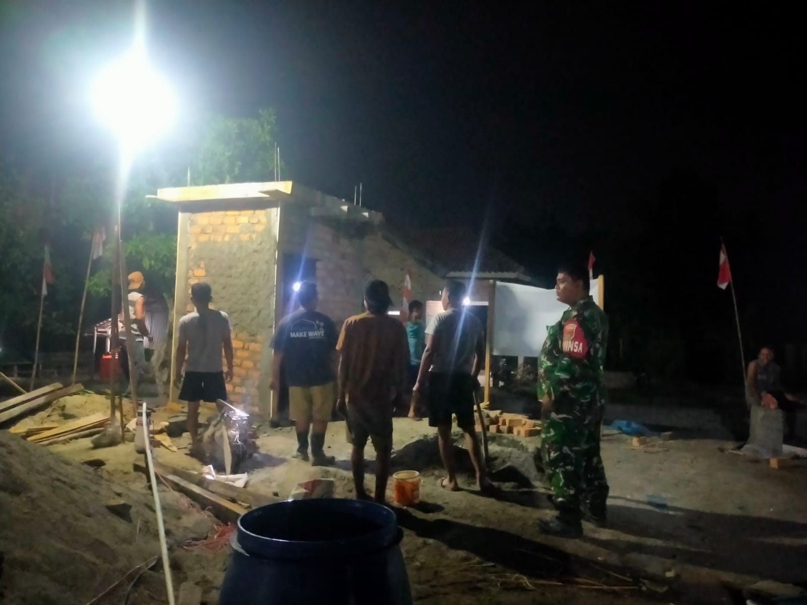 Tak Kenal Lelah, Satgas TMMD ke-130 Kodim 0427/Way Kanan Bersama Warga Kebutan Pembangunan MCK hingga Malam Hari