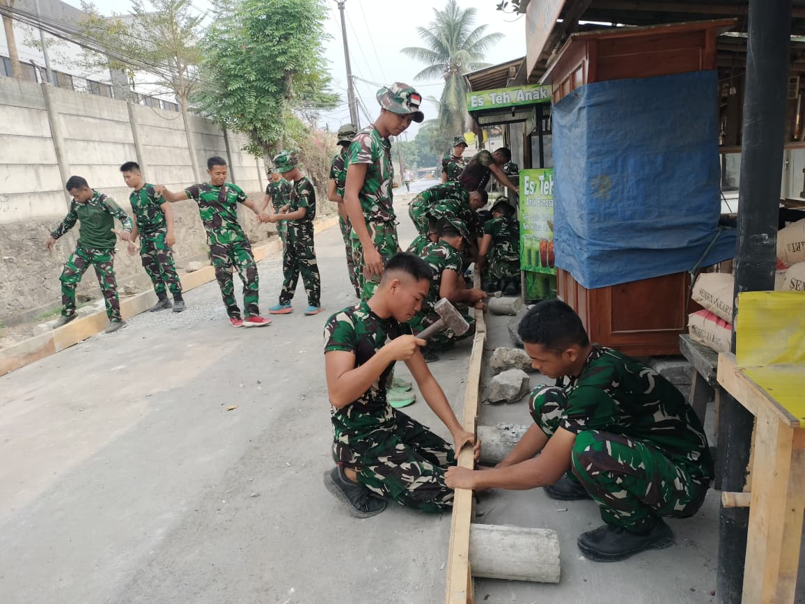 Satgas TMMD Tingkatkan Aksesibilitas dengan Proses Pemasangan Begisting Jalan