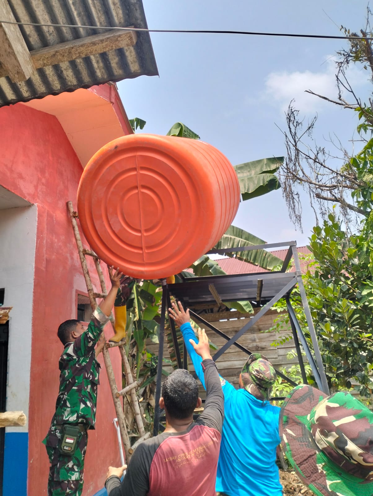 Lima Tahun Kesulitan Air, Kini Siswa SDN 261 Limbua Bisa Cuci Tangan Pakai Sabun Berkat TMMD ke-130