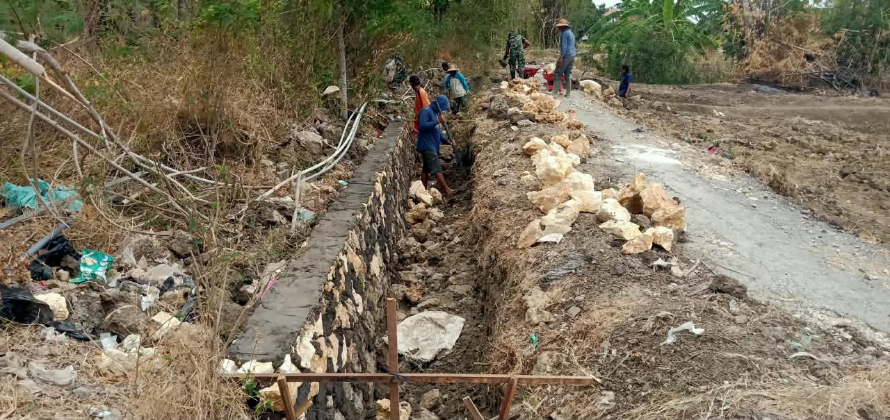 Satgas TMMD ke-130 Kebut Pembangunan Drainase 130 Meter di Desa Jarin
