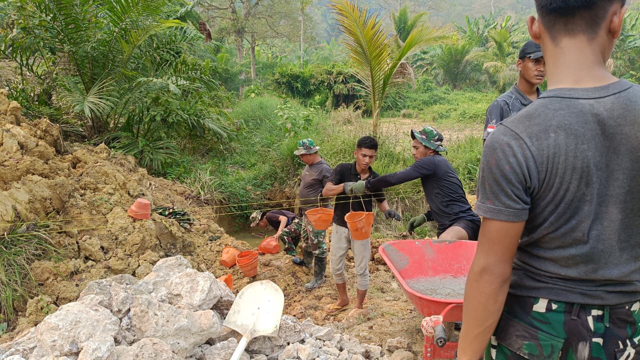 Sinergi TNI dan Warga Wujudkan Proyek TMMD Ke-130 dengan Semangat Bersama Sinergi TNI dan Warga Wujudkan Proyek TMMD Ke-130 dengan Semangat Bersama