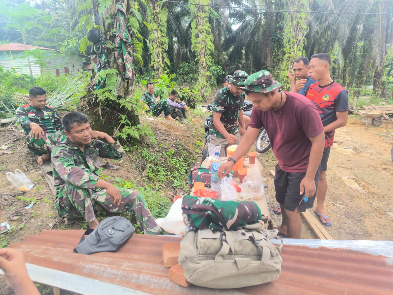 Kebersamaan Satgas TMMD Ke-130: Membangun Harapan Rumah bagi Pak Suroto
