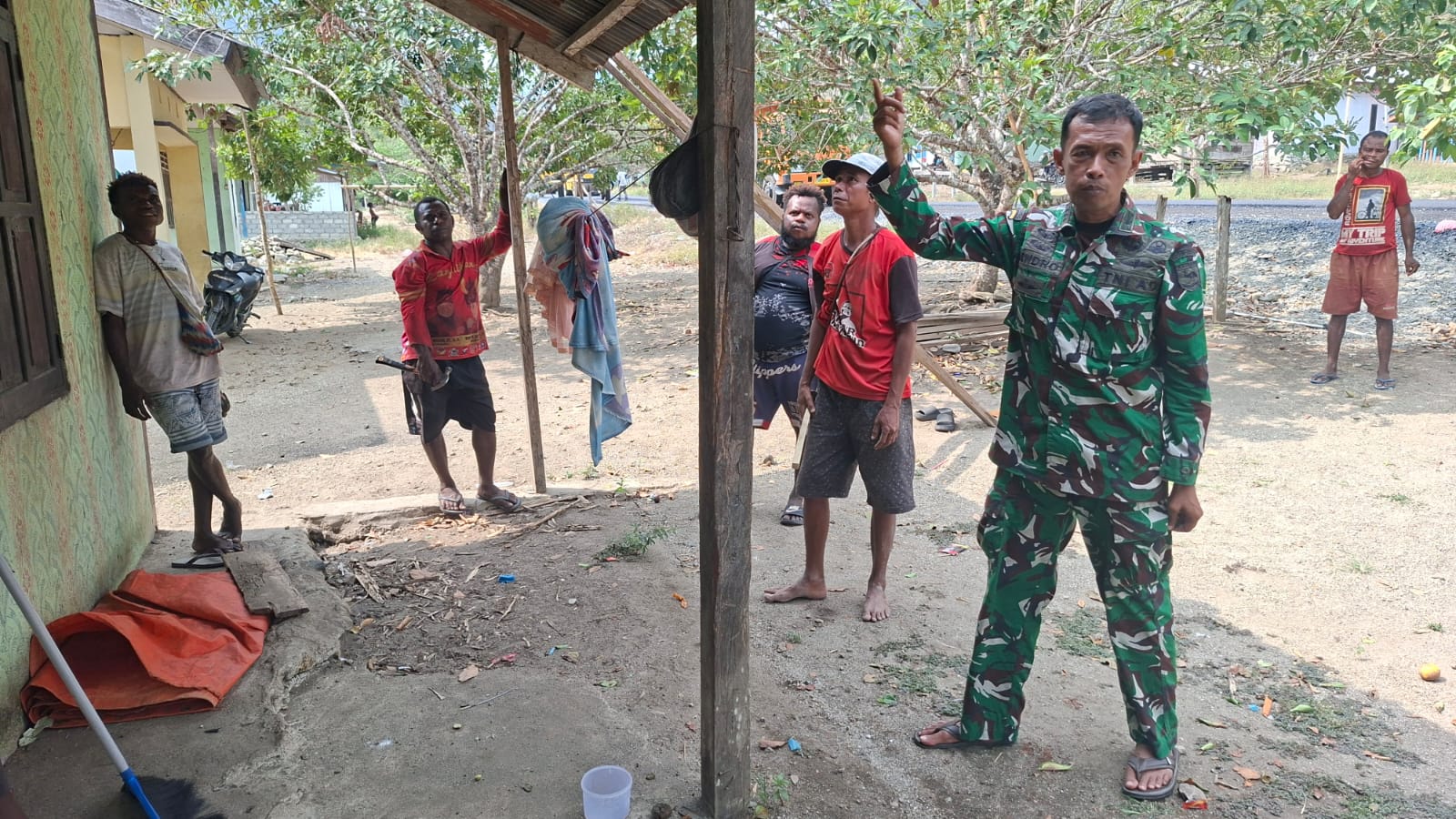 Gotong Royong TNI dan Warga, Rumah Lazarus Mandacan Mulai Diperbaiki