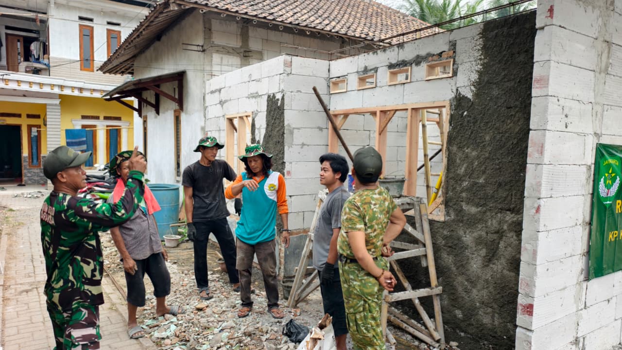 Bimbingan Pembangunan Hunian Layak oleh Satgas TMMD di Desa Sumur Bandung