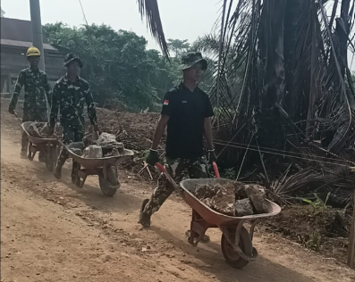 Kedisiplinan Prajurit TMMD Membentuk Nilai Antrean di Masyarakat Parumpanai