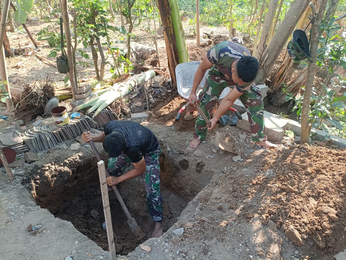 Sinergi Satgas TMMD ke-130 Mewujudkan Fasilitas Jamban di Tulungagung Sinergi Satgas TMMD ke-130 Mewujudkan Fasilitas Jamban di Tulungagung