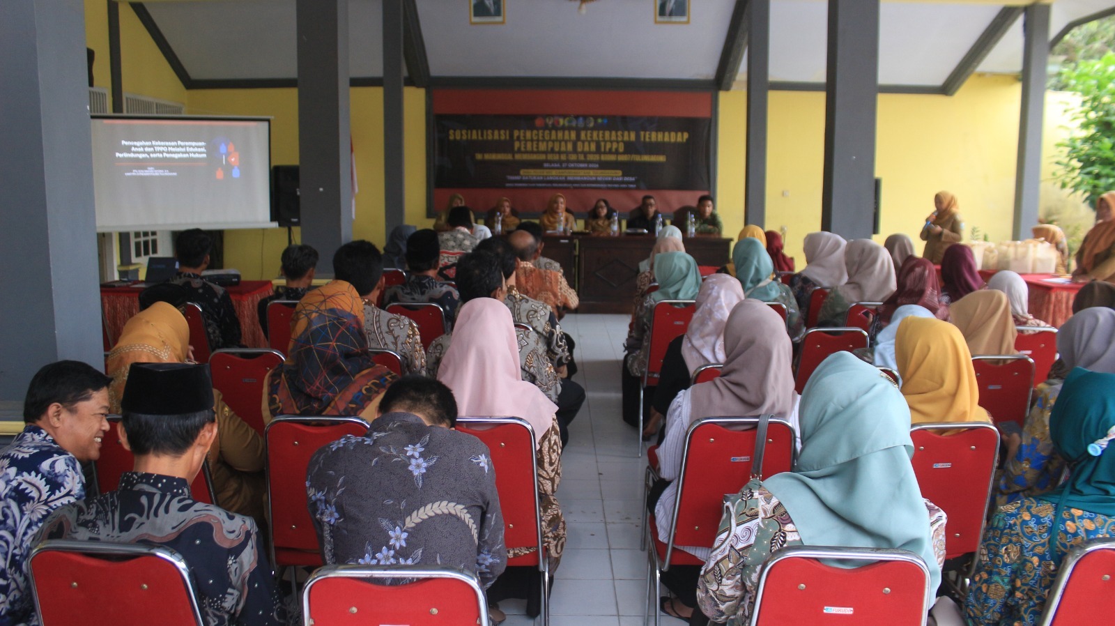 Membangun Kesadaran Hukum di Tingkat Desa: TMMD ke-130 Kodim Tulungagung Bahas KDRT dan TPPO Membangun Kesadaran Hukum di Tingkat Desa: TMMD ke-130 Kodim Tulungagung Bahas KDRT dan TPPO