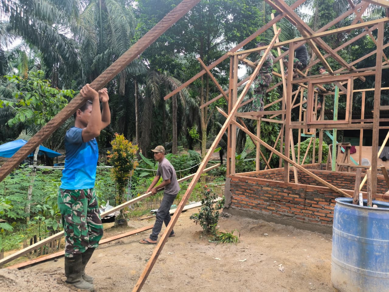 Sritomo Menunjukkan Kepedulian melalui Aksi Gotong Royong dalam TMMD
