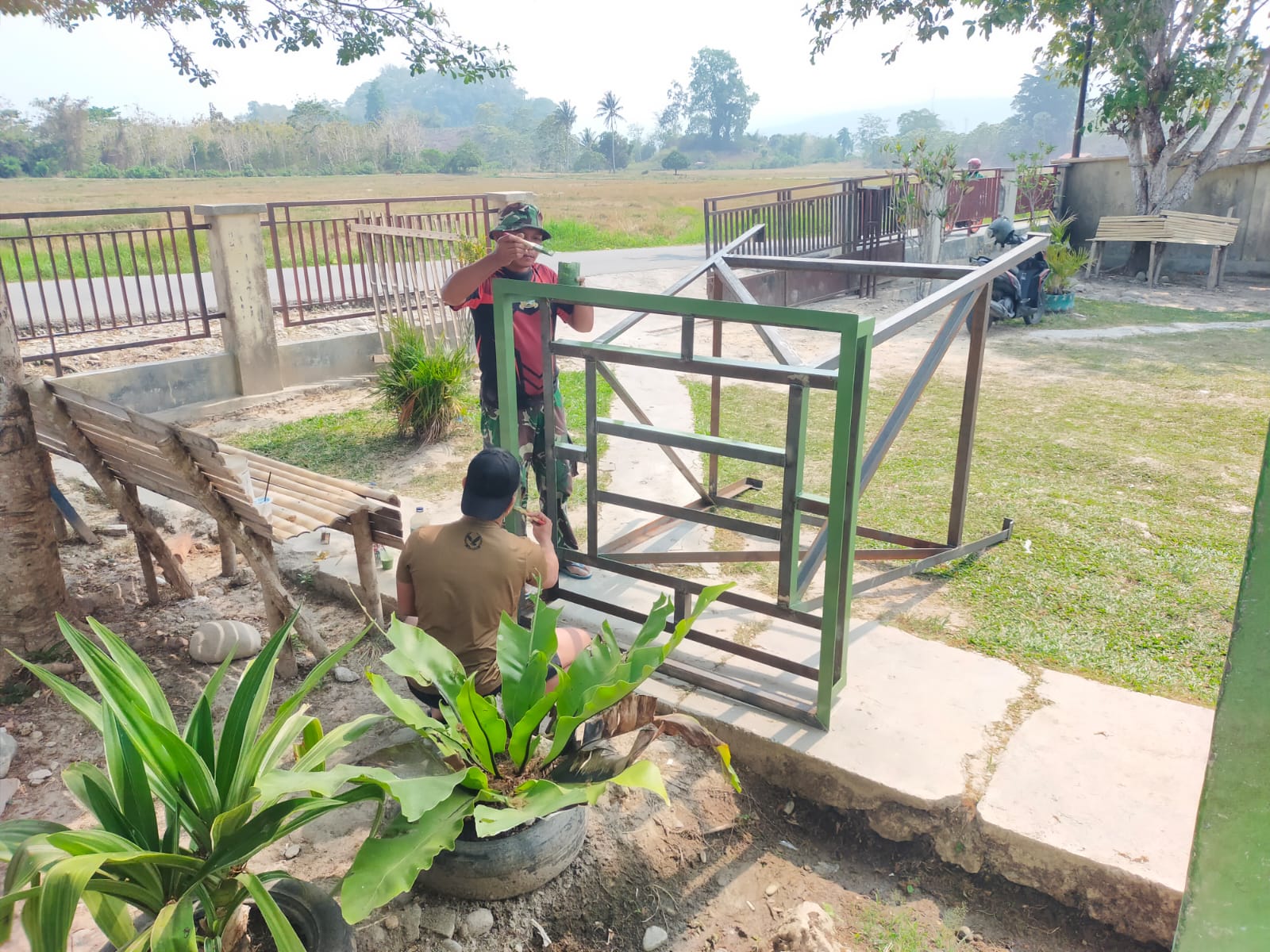 Pekerjaan Pengecatan Rangka Tandon Air SDN 7 Tentena Dukung Program Air Bersih