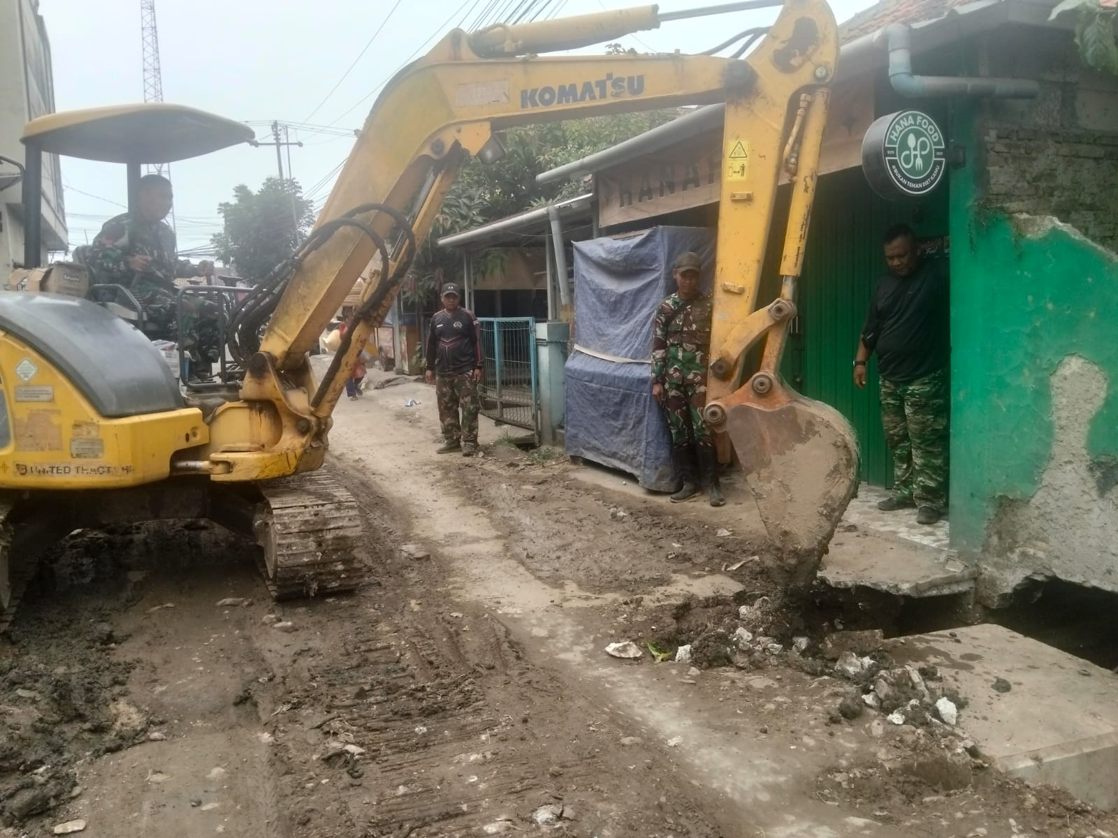 Gotong Royong Warnai Pengurukan Gorong-Gorong TMMD ke-130 di Desa Sumur Bandung