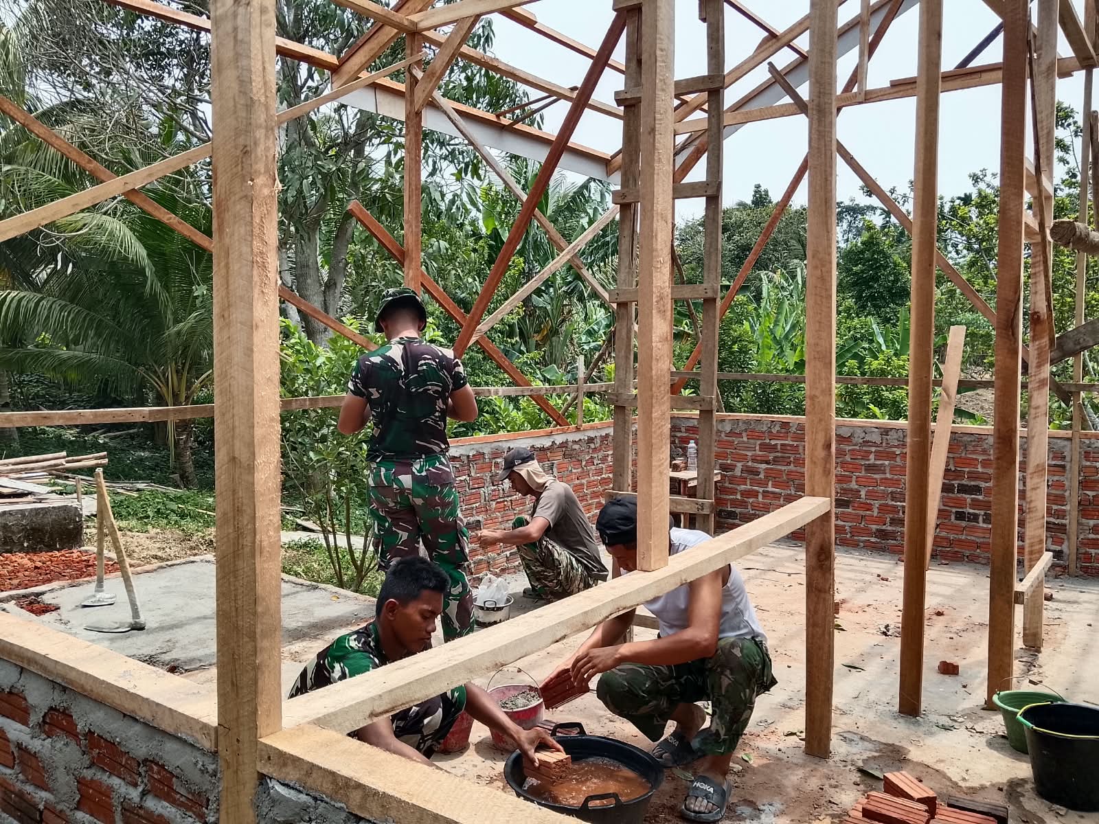 Kehadiran TNI di Kandang Limun: Transformasi Hunian Melalui Gotong Royong