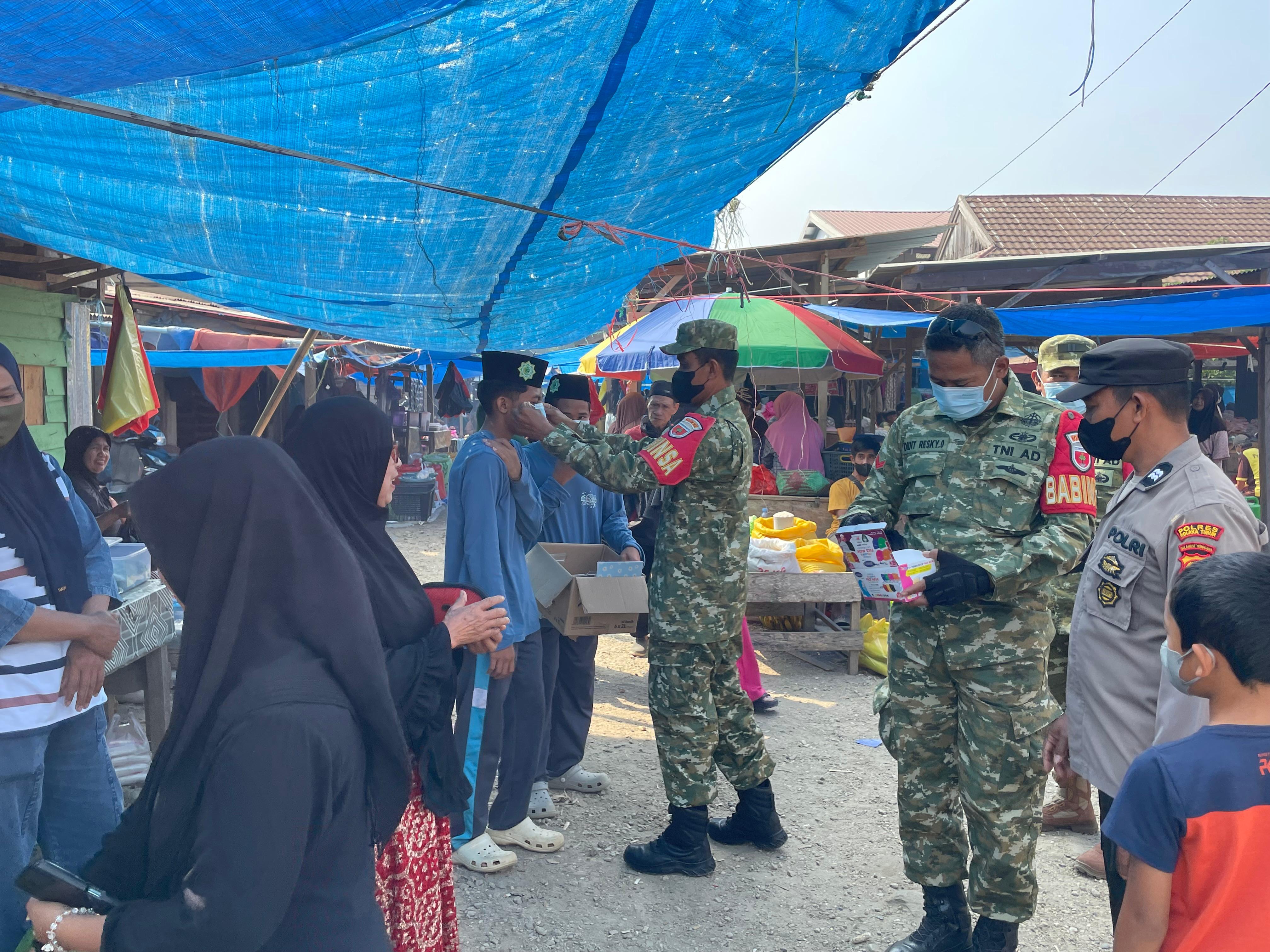Kodim 1412/Kolaka Ajak Masyarakat Jaga Kesehatan dengan Pembagian Masker