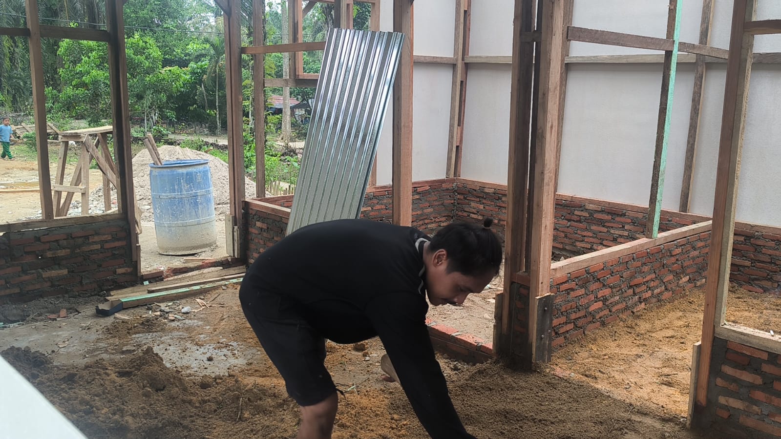 Semangat Yanto dalam TMMD: Membangun Rumah Ayah dengan Cinta dan Kebersamaan