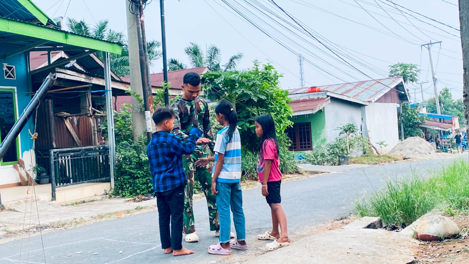 Kedekatan TNI dan Anak-Anak di Bengkulu: Membangun Hubungan Melalui TMMD
