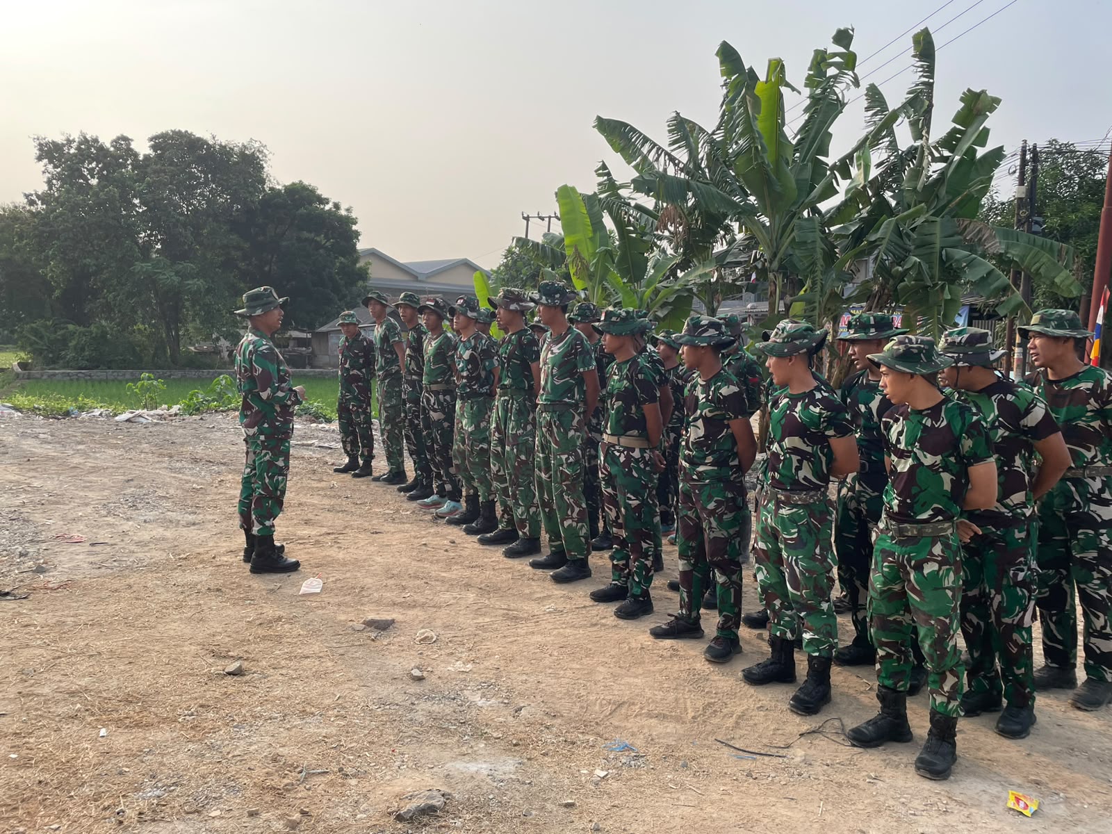Awali Tugas dengan Kebersamaan, Satgas TMMD ke-130 Tigaraksa Gelar Apel Pagi di Sumur Bandung