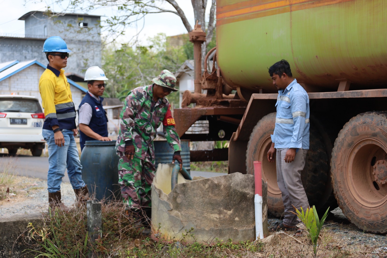 Sertu Edy Susanto Dan PT JBG Salurkan Air Bersih di Desa Karang Rejo