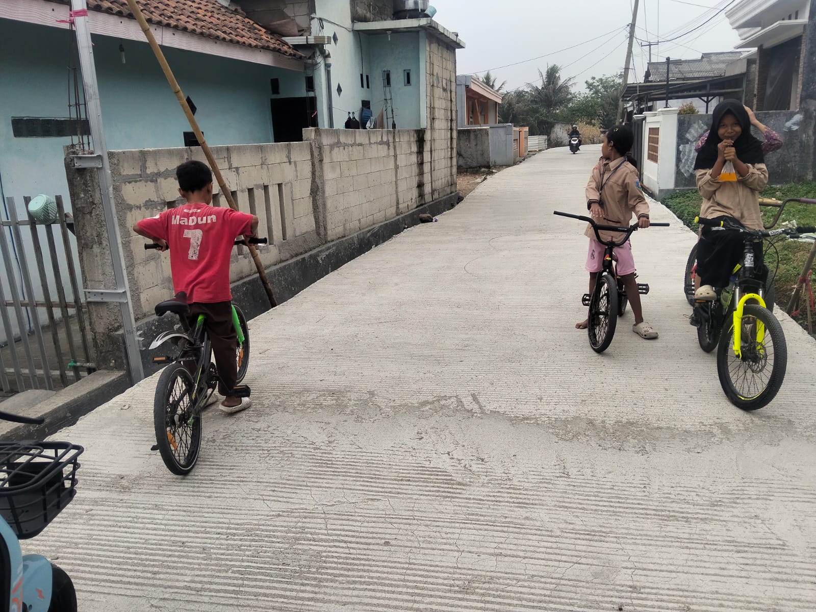 Infrastruktur Jalan Baru Dukung Kebahagiaan Anak-Anak di Desa Sumur Bandung