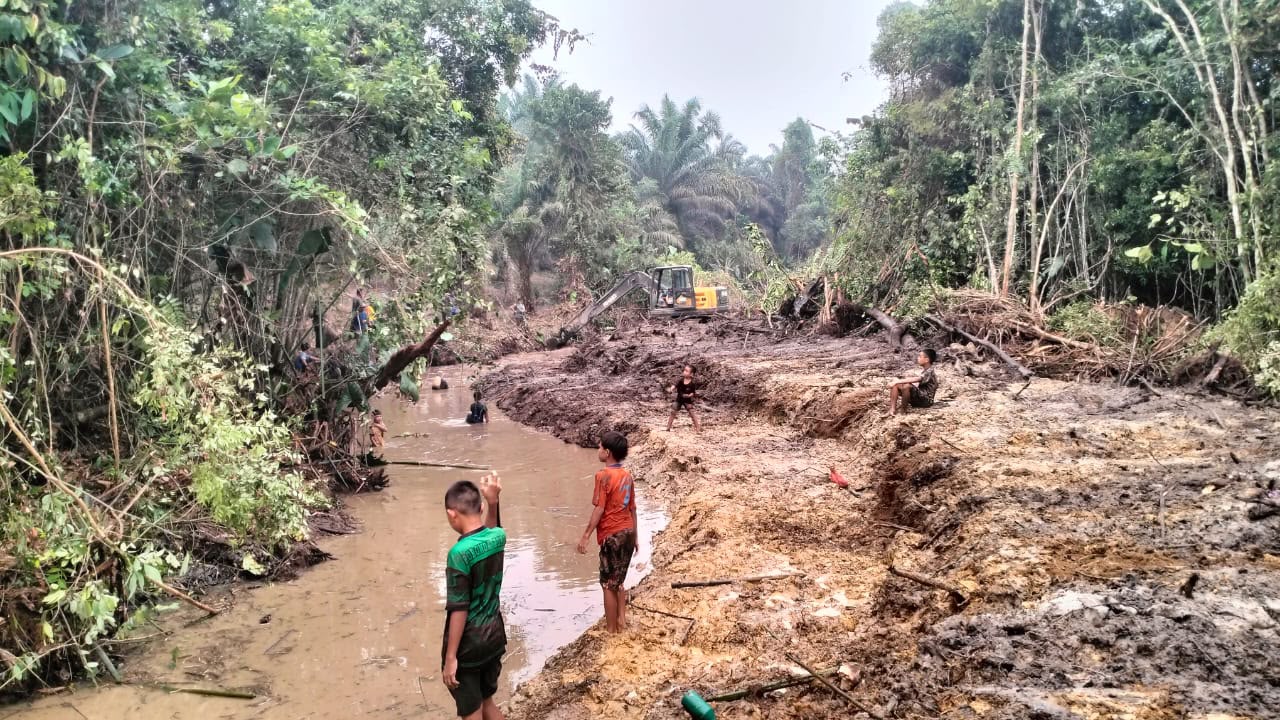 Kegiatan Normalisasi Sungai, Warga Sairi Bagan Tunjukkan Semangat Berburu Ikan