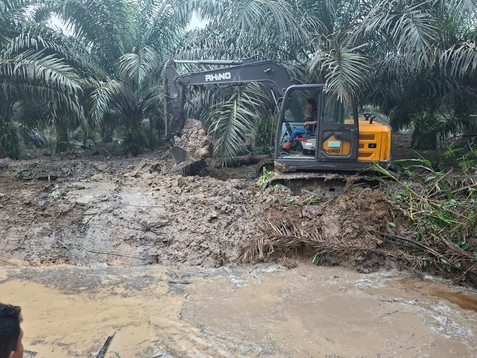 Warga Antusias dan Bahagia, Normalisasi Sungai Jadi Bukti Nyata Pengabdian Satgas TMMD Ke-130