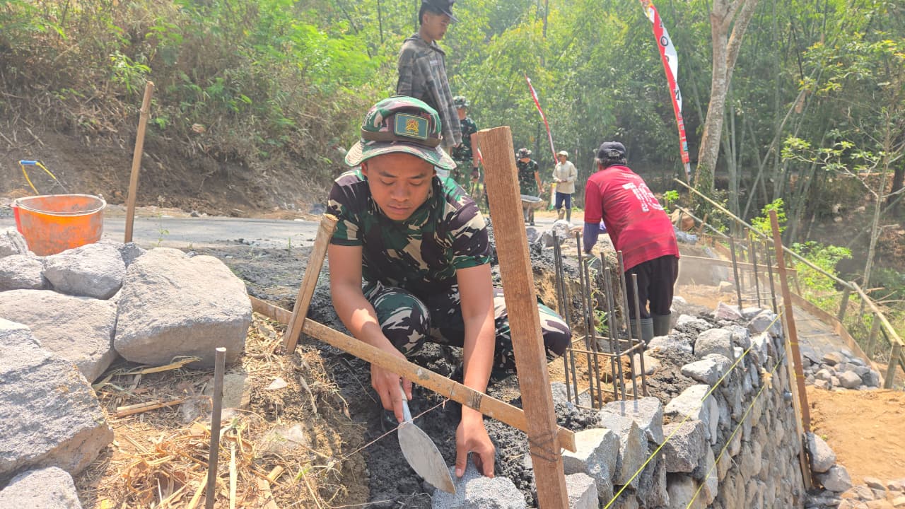 Satgas TMMD ke-130 Kodim 0818 Perkuat Keberlanjutan Desa Taji dengan Dinding Penahan