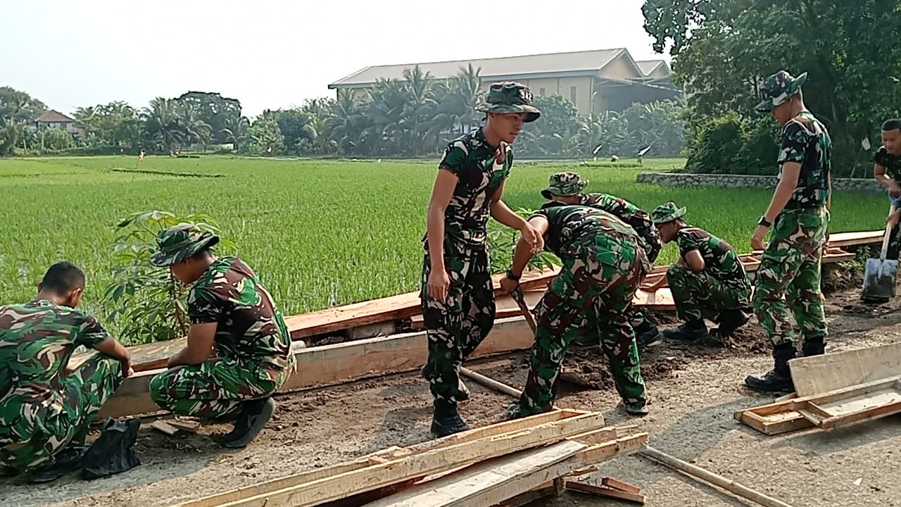 Satgas TMMD Lakukan Pemasangan Bekisting di Sumur Bandung