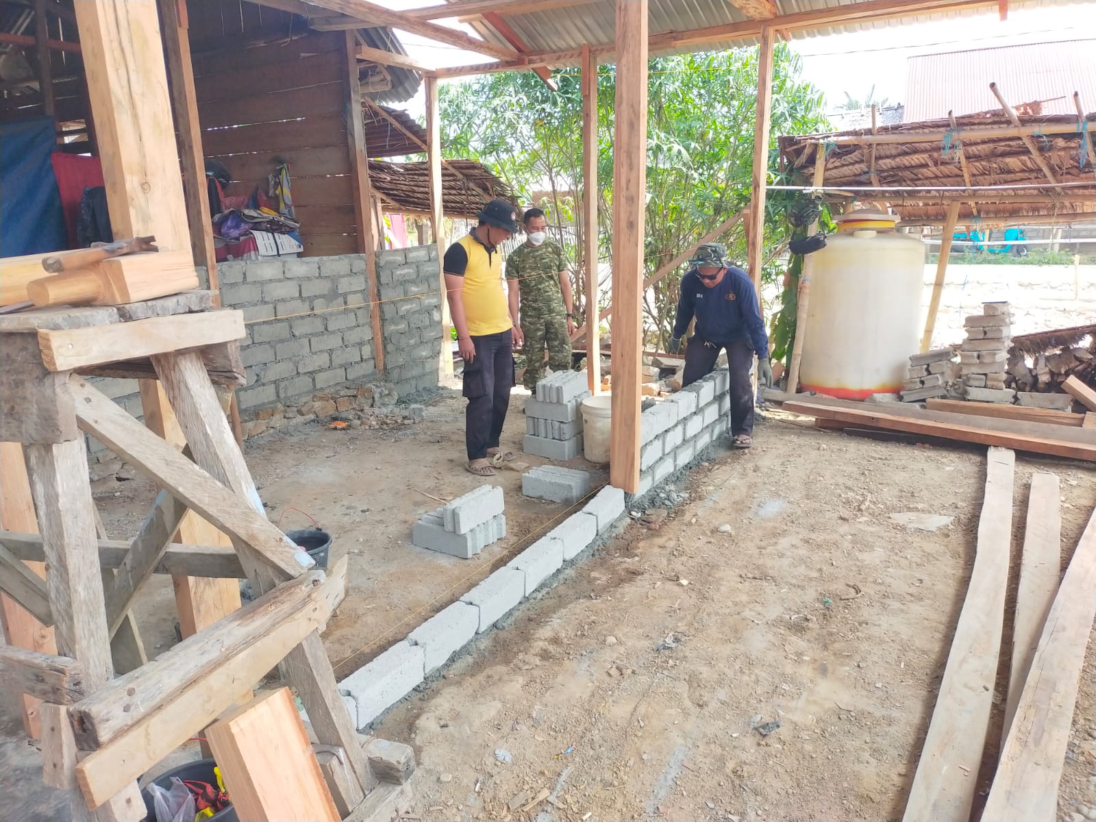Progres Construction RTLH Bapak Yafet Terus Berjalan di Desa Mayakeli