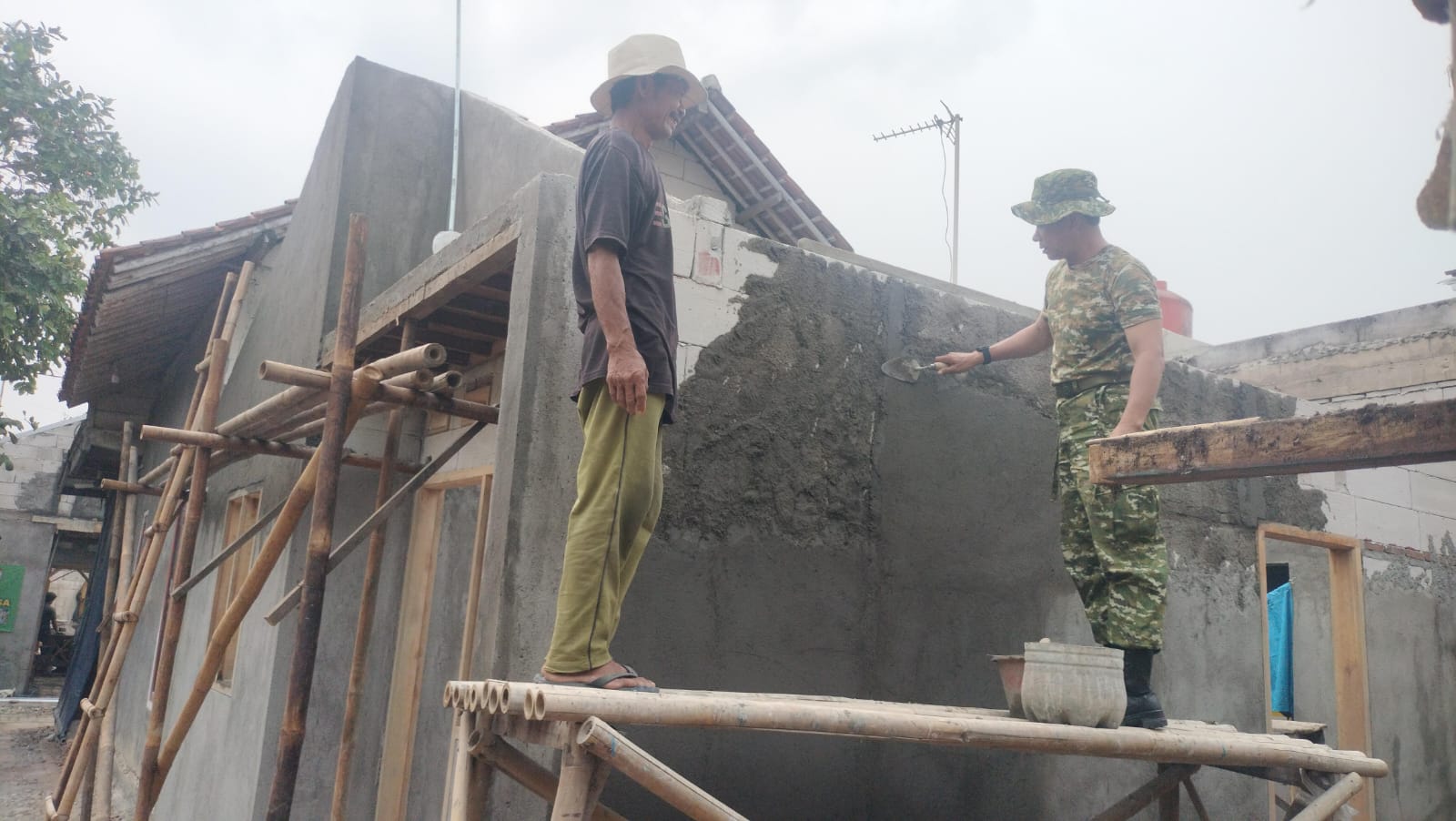 Kolaborasi TNI dan Warga Percepat Renovasi Rumah Ibu Misti di Tangerang