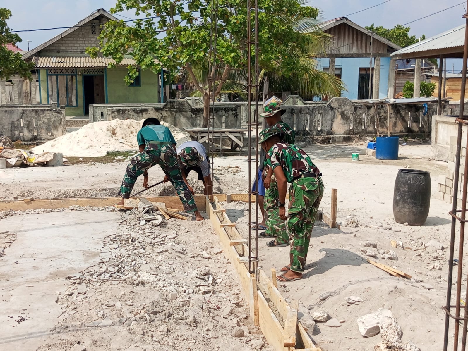 Pembangunan RTLH di Pulau Gebe Didukung Komitmen TNI dan Kerja Keras Satgas