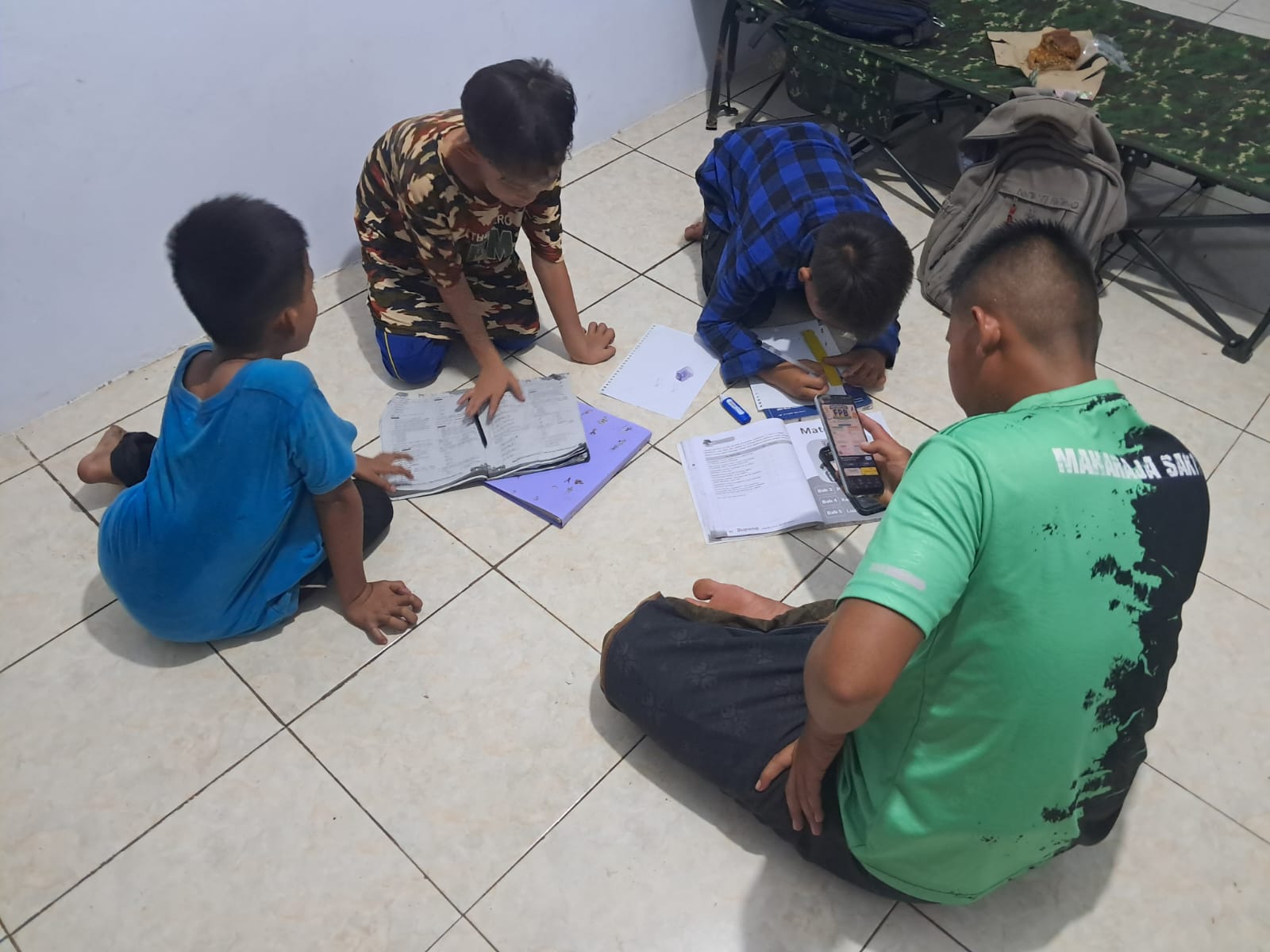 Membangun Kedekatan: Prajurit TNI Ajak Anak-Anak Bergembira di TMMD