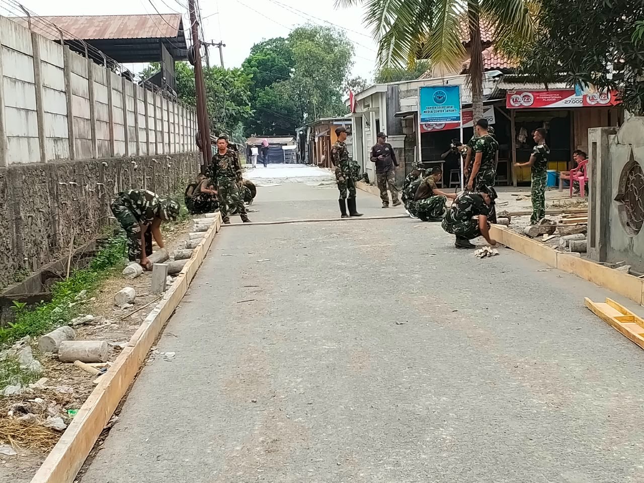 Gotong Royong Pemasangan Bekisting Satgas TMMD ke-130 untuk Jalan Beton Desa