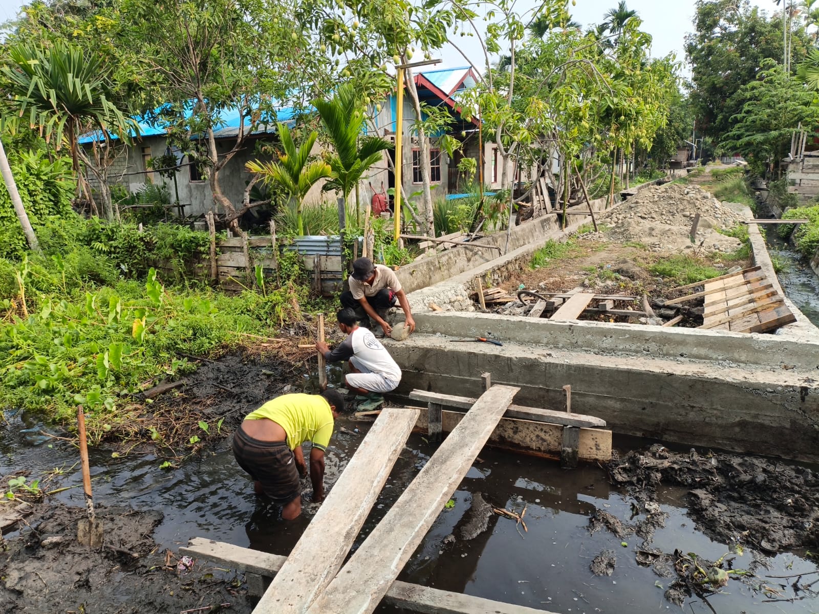 Satgas TMMD dan Komunitas Bersatu Membangun Jembatan di Yamboi