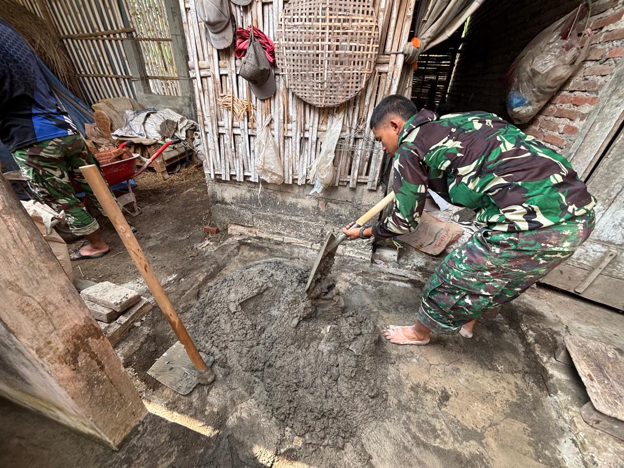 Satgas TMMD Kodim Tulungagung Hitung Dinding Jamban Pak Suparlan