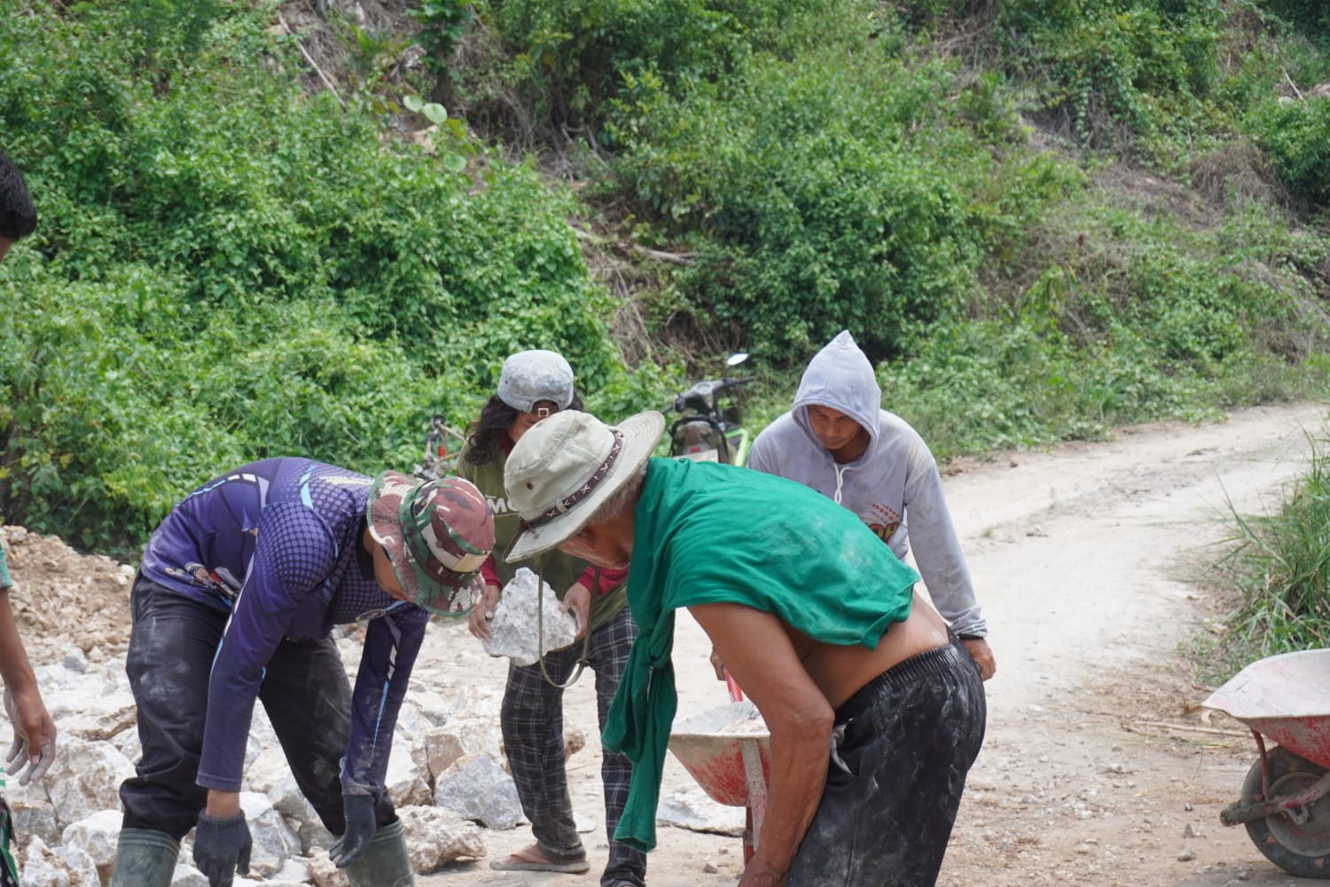 Tanpa Alat, Masyarakat dan Prajurit Parumpanai Pikul Batu Demi TMMD ke-130