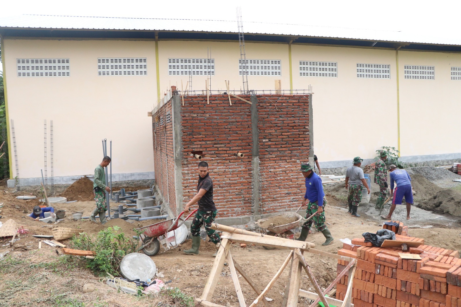 Pembangunan MCK Umum Desa Pojok Berlanjut, Satgas TMMD Siapkan Ring Balok dan Penimbunan Bio Septic Tank