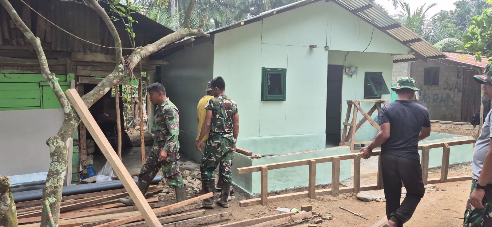 Rehabilitasi RTLH di Labuhanbatu Selatan: Atap Teras Tukirin Dikerjakan
