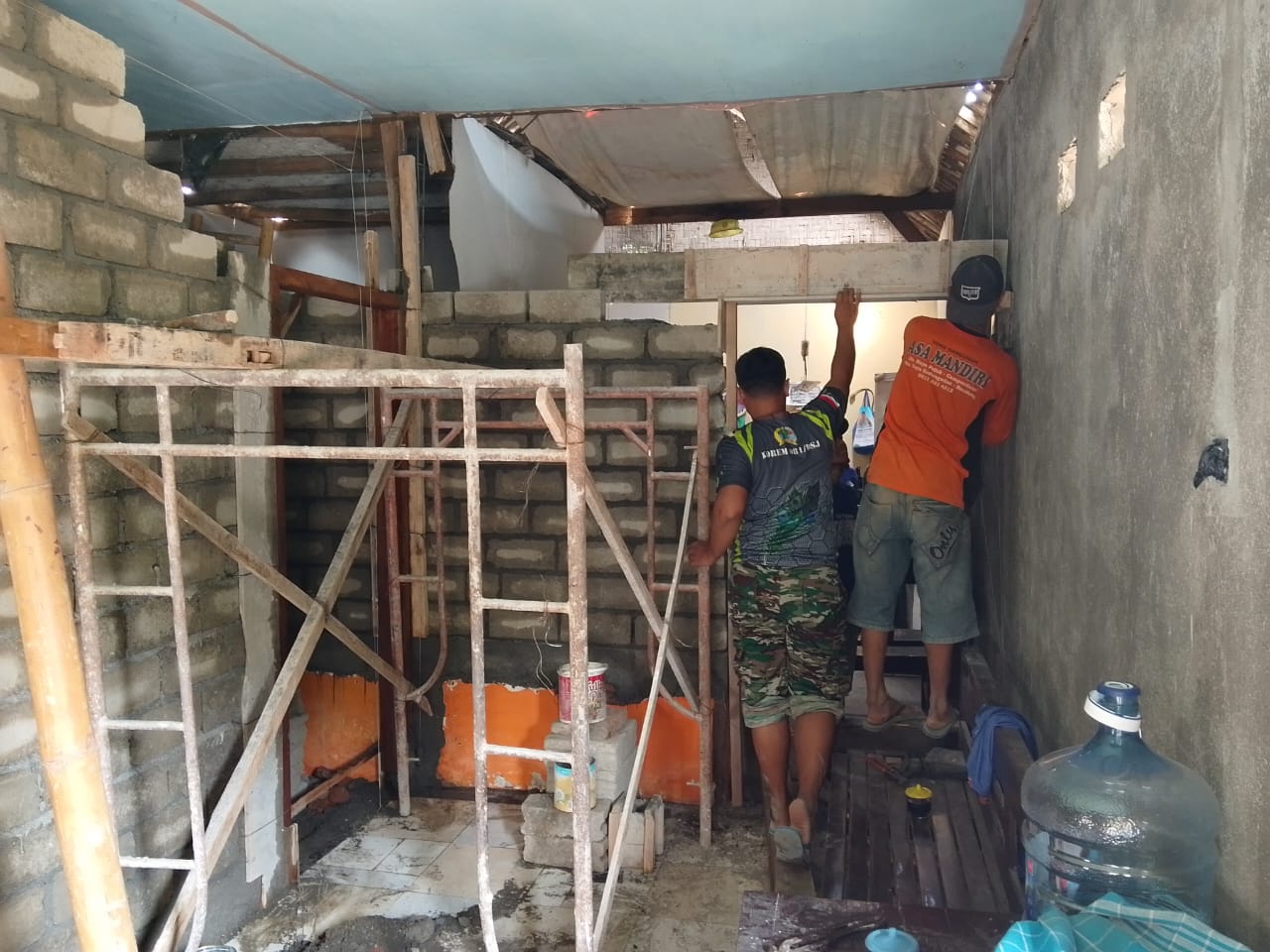 Upaya TMMD ke-130 dalam Memperbaiki Rumah Bapak Atim di Tulungagung Upaya TMMD ke-130 dalam Memperbaiki Rumah Bapak Atim di Tulungagung
