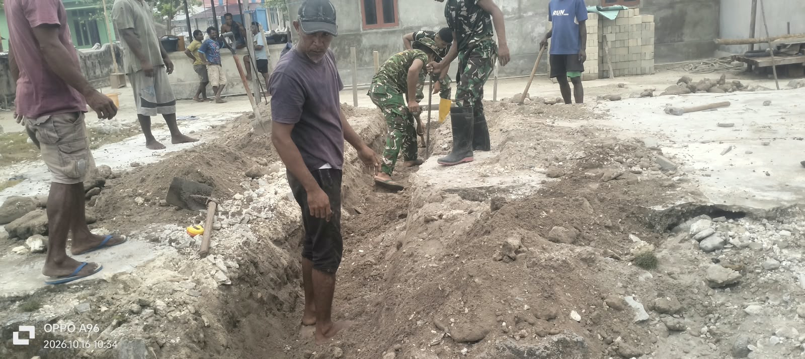 Kepedulian TNI dalam Membangun Rumah Layak Huni di Desa Umiyal