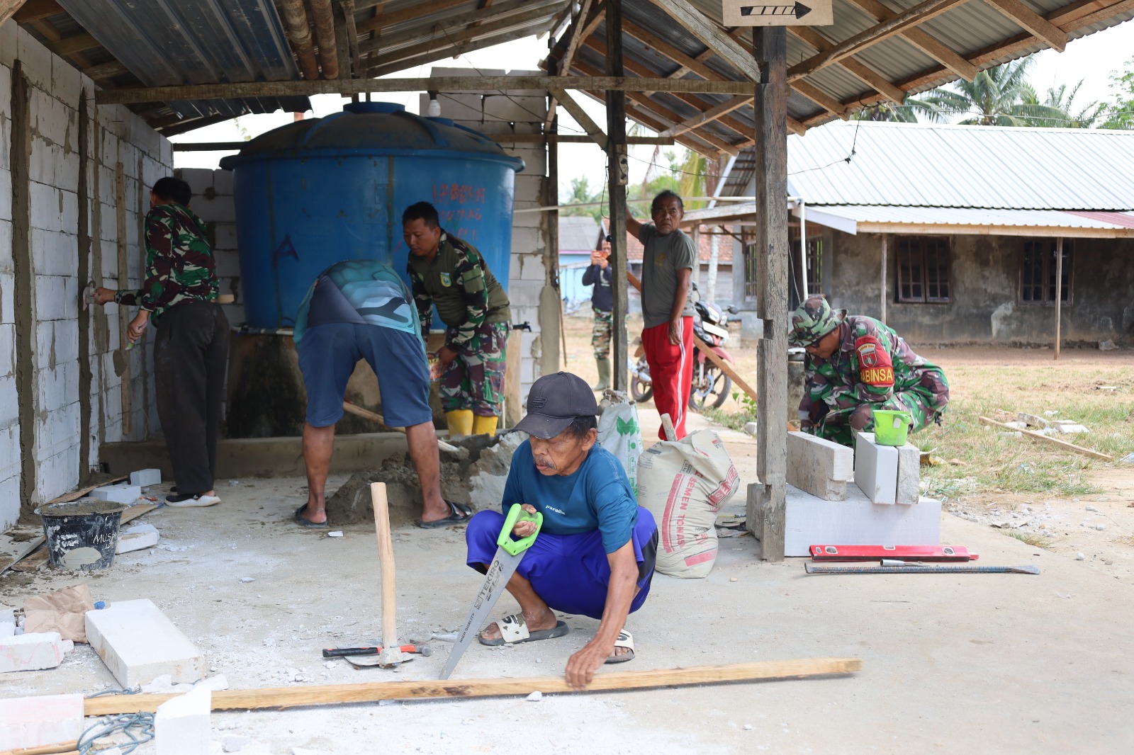 Satgas TMMD Perkuat Rehabilitasi Mushola Istiqomah dengan Pemasangan Bata Ringan Satgas TMMD Perkuat Rehabilitasi Mushola Istiqomah dengan Pemasangan Bata Ringan