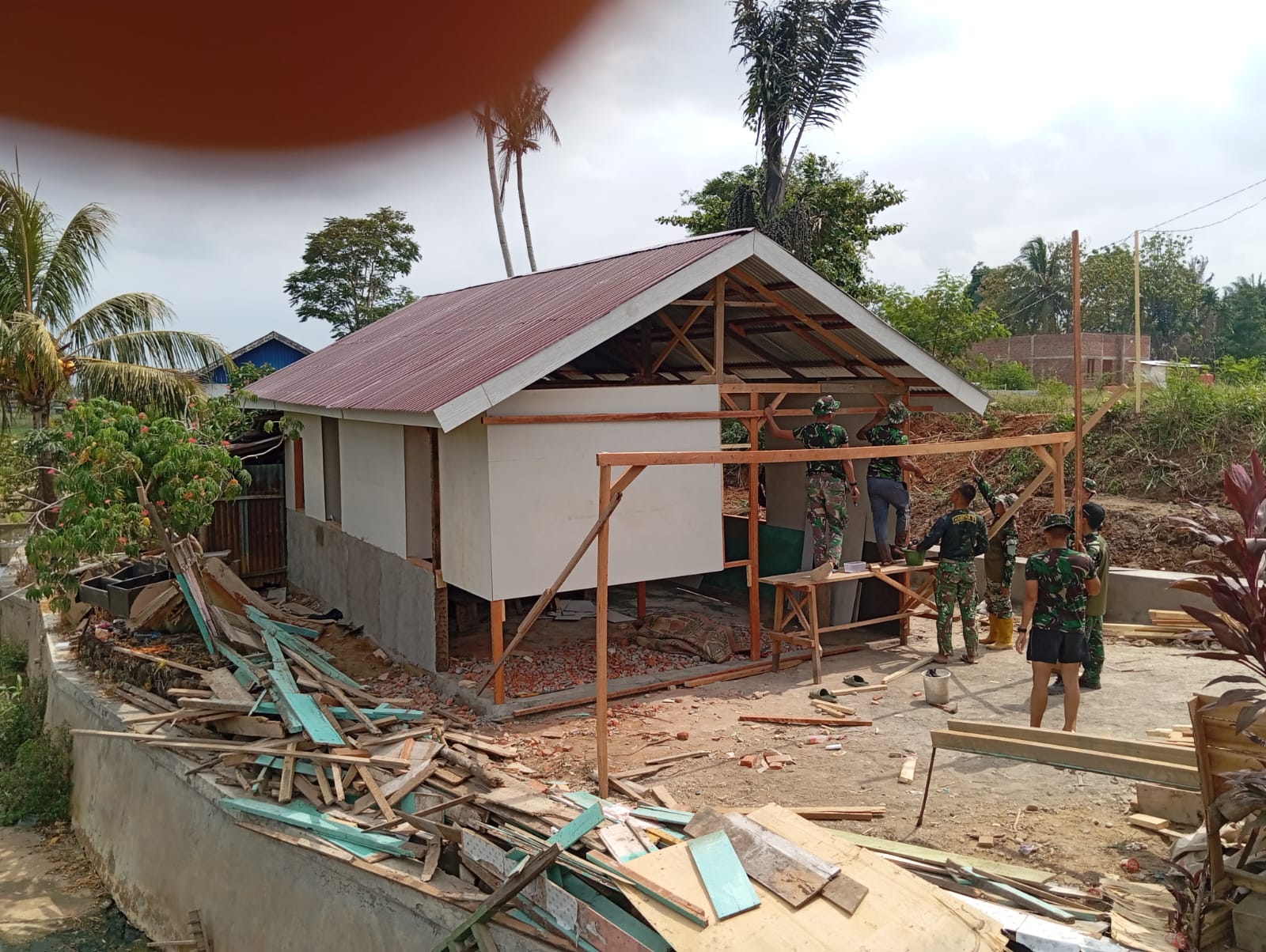Atap Rumah Pak Kateni Terpasang, Bukti Kepedulian Satgas TMMD ke-130 kepada Warga Bengkulu