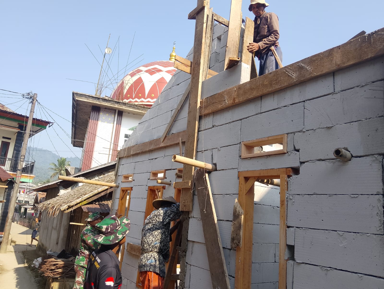 Sinergi Antar Lembaga dalam Renovasi Rumah Bapak Entang di TMMD ke-130 Kodim 0603/Lebak